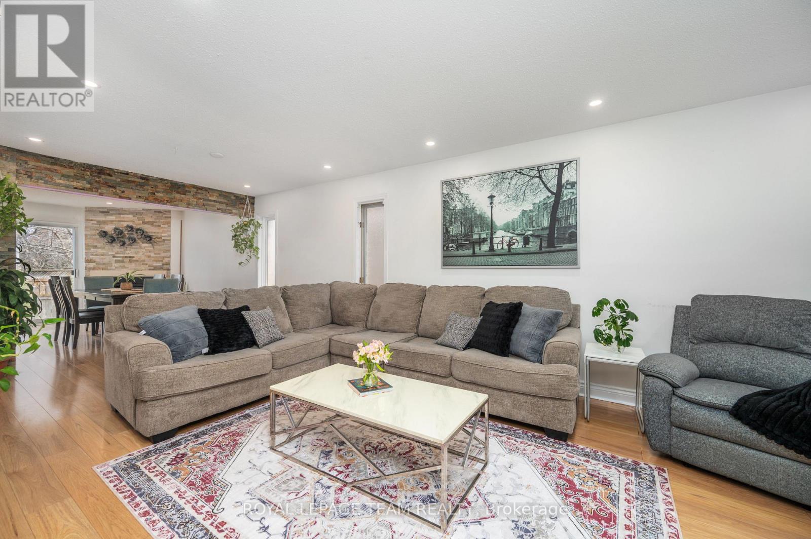 53 Havenhurst Crescent, Ottawa, Ontario  K1T 3E8 - Photo 7 - X12097454