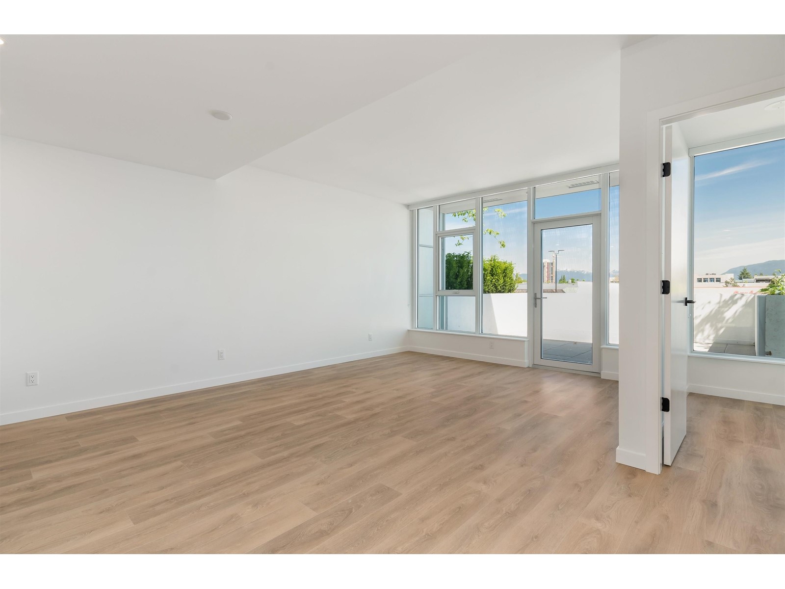 Th205 10225 Whalley Boulevard, Surrey, British Columbia V3T 0S2 - Photo 8 - R2993105