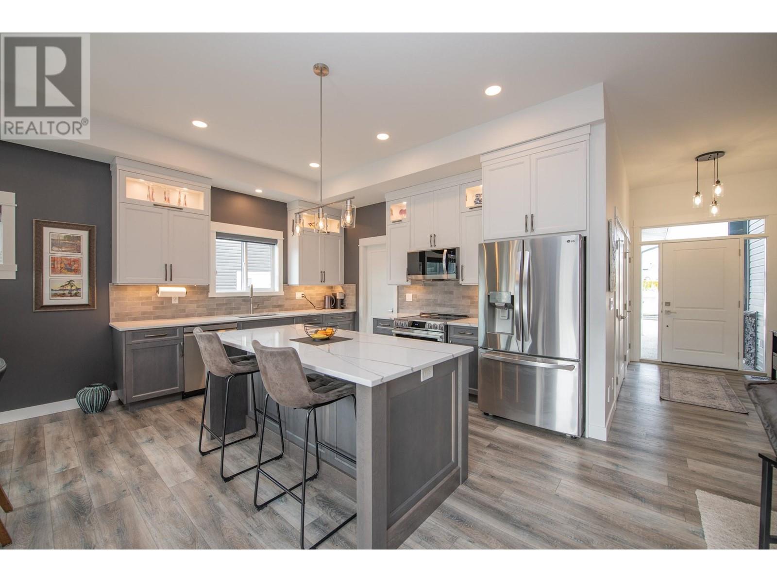 Property at 465 4 Street image 2