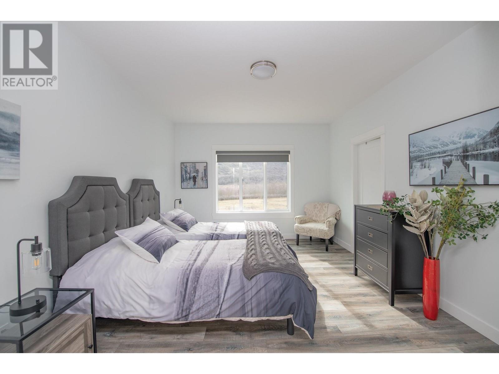 Property at 465 4 Street image 5
