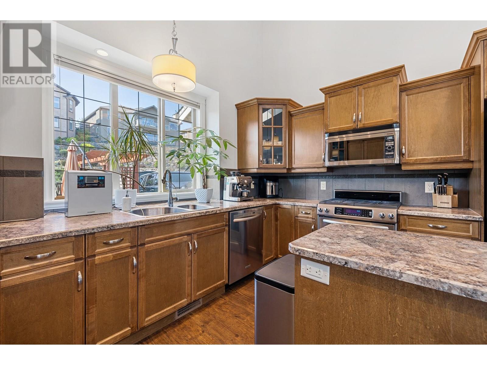 Property at 374 Trumpeter Court image 3