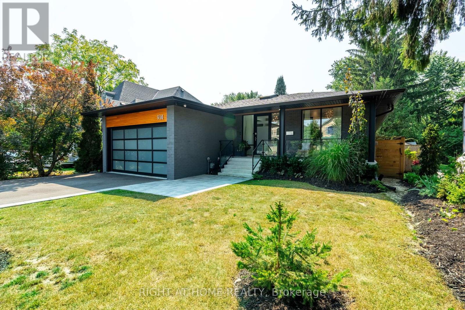 Property at 914 HAMPTON CRESCENT image 3