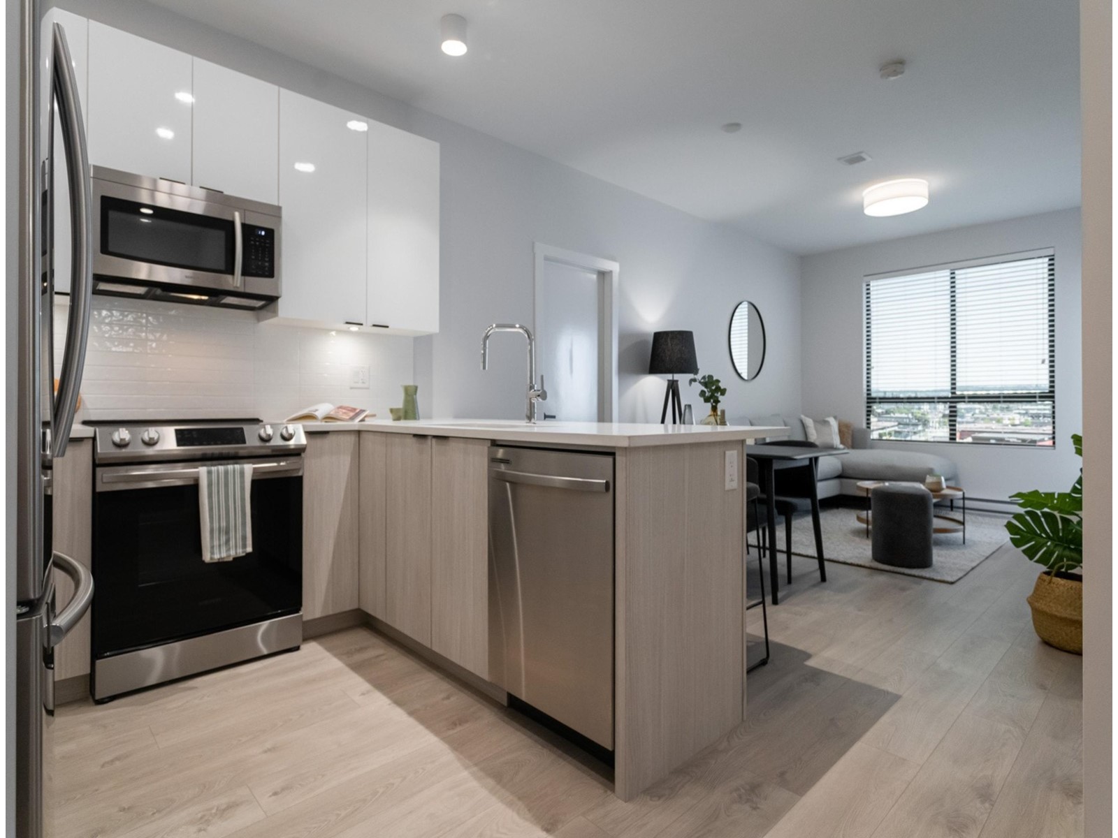 513 13458 95 Avenue, Surrey, British Columbia  V3R 7W4 - Photo 2 - R2992583