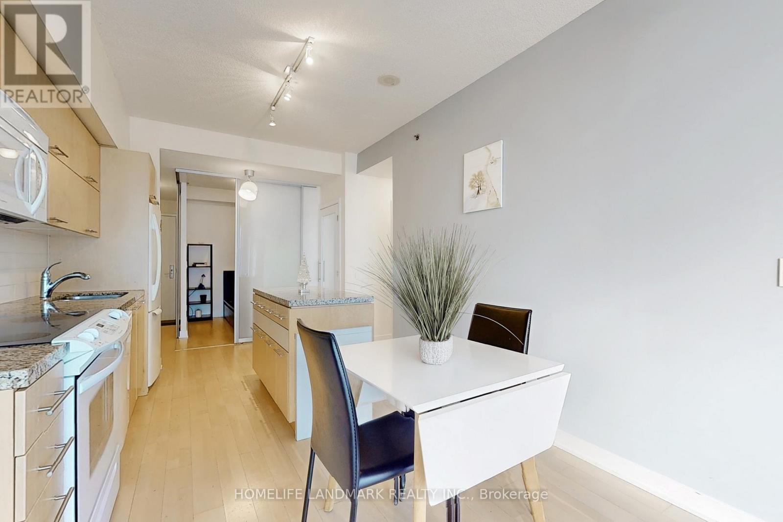 1001 - 21 Nelson Street, Toronto, Ontario  M5V 3H9 - Photo 8 - C12097614
