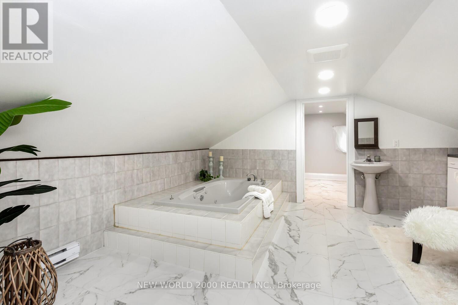 8071 Kipling Avenue, Vaughan, Ontario  L4L 2A2 - Photo 33 - N12097643