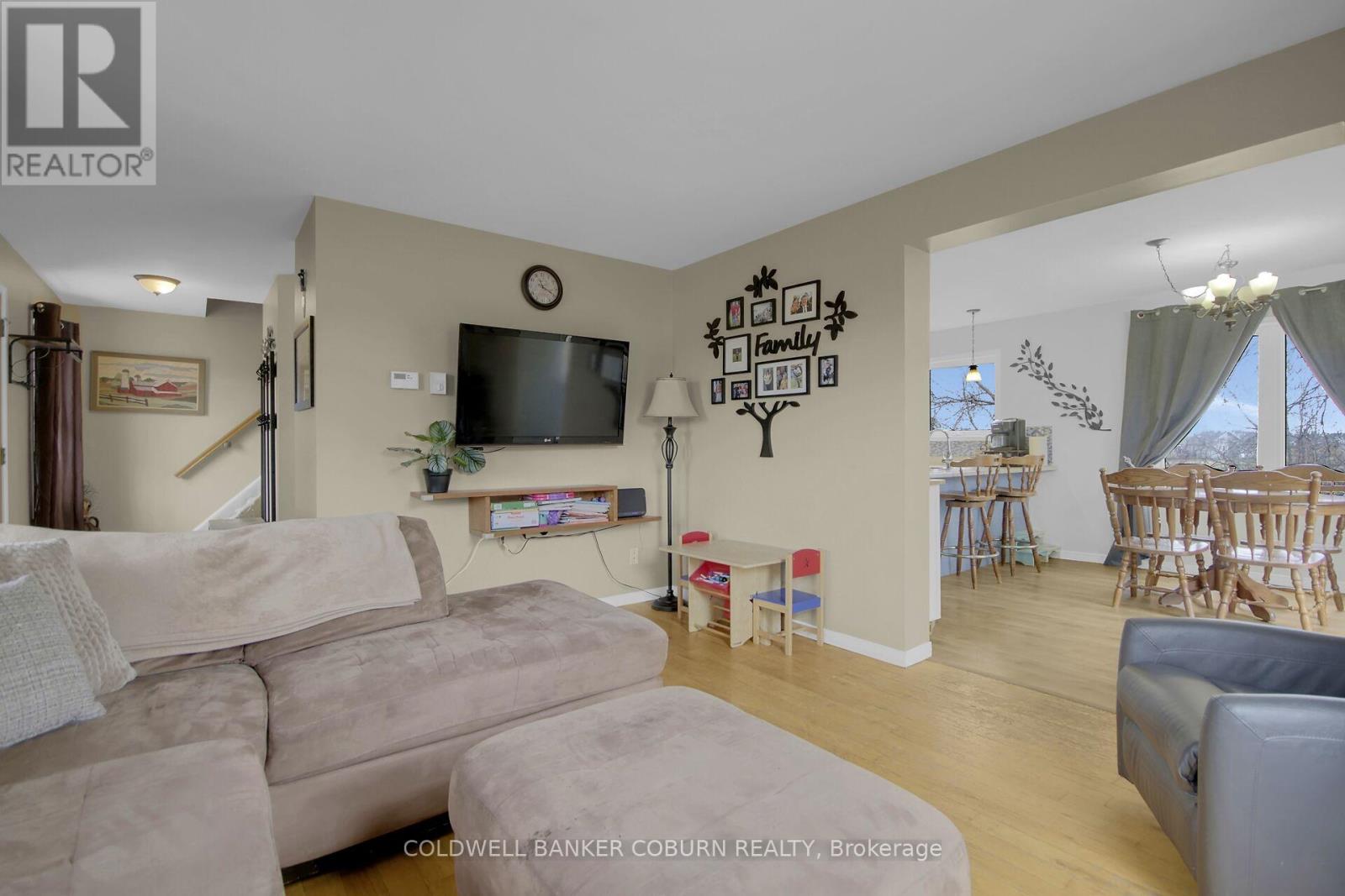 10658 Main Street, North Dundas, Ontario  K0E 1W0 - Photo 4 - X12097751