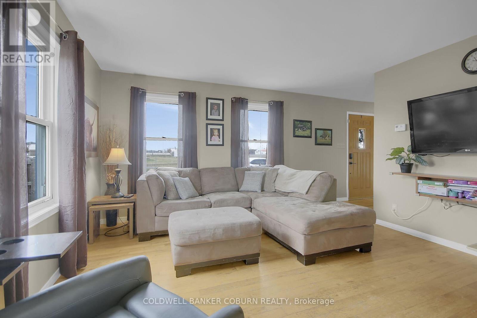 10658 Main Street, North Dundas, Ontario  K0E 1W0 - Photo 5 - X12097751