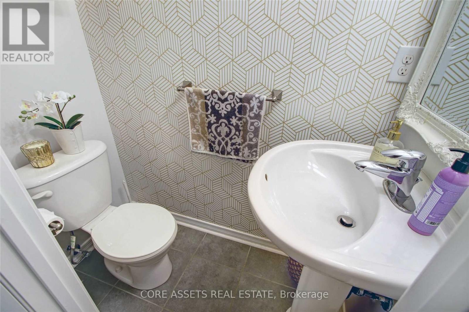 Property at 4 - 819 DUNDAS STREET E image 3