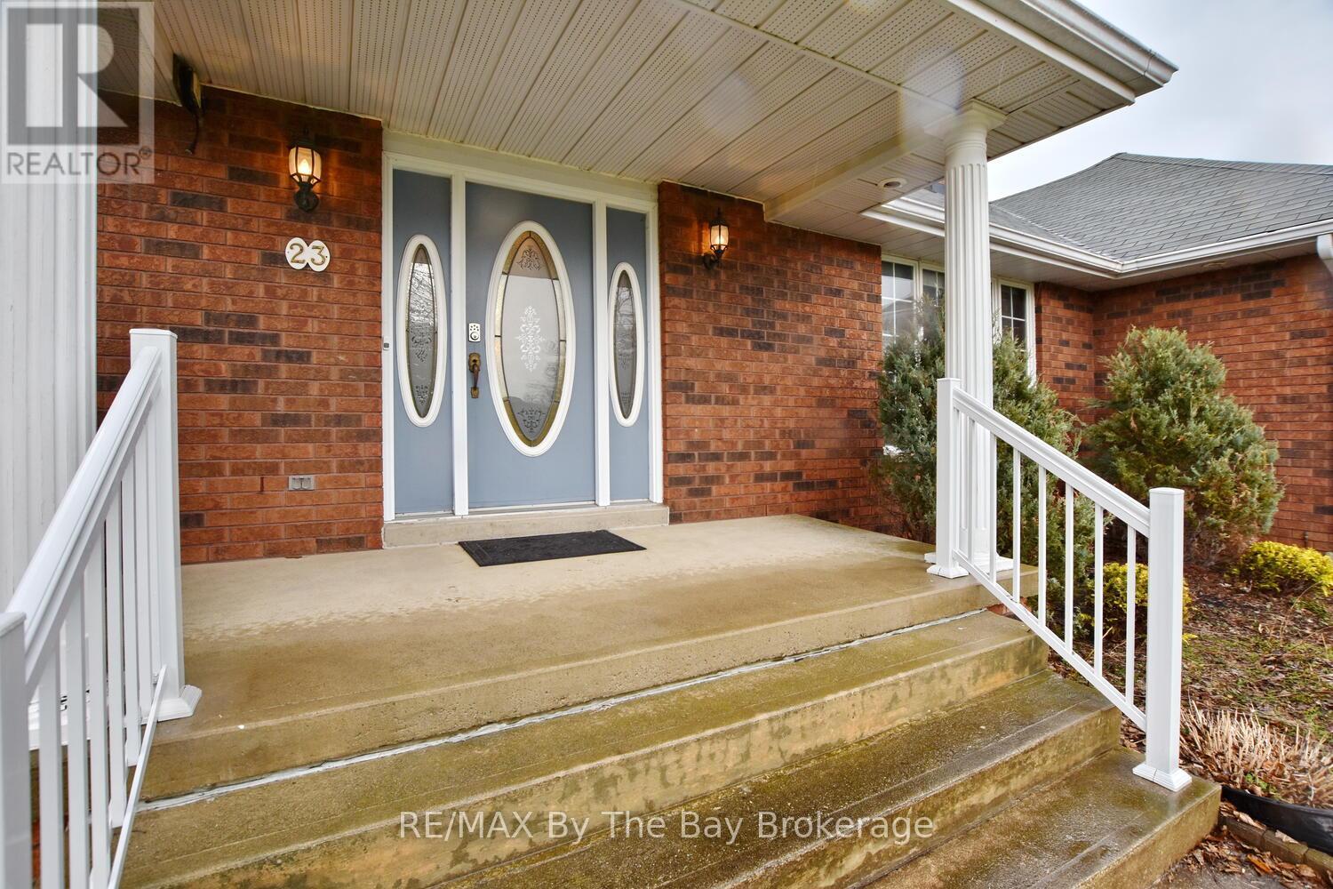 23 Kelley Crescent, Wasaga Beach, Ontario  L9Z 1J3 - Photo 2 - S12097789