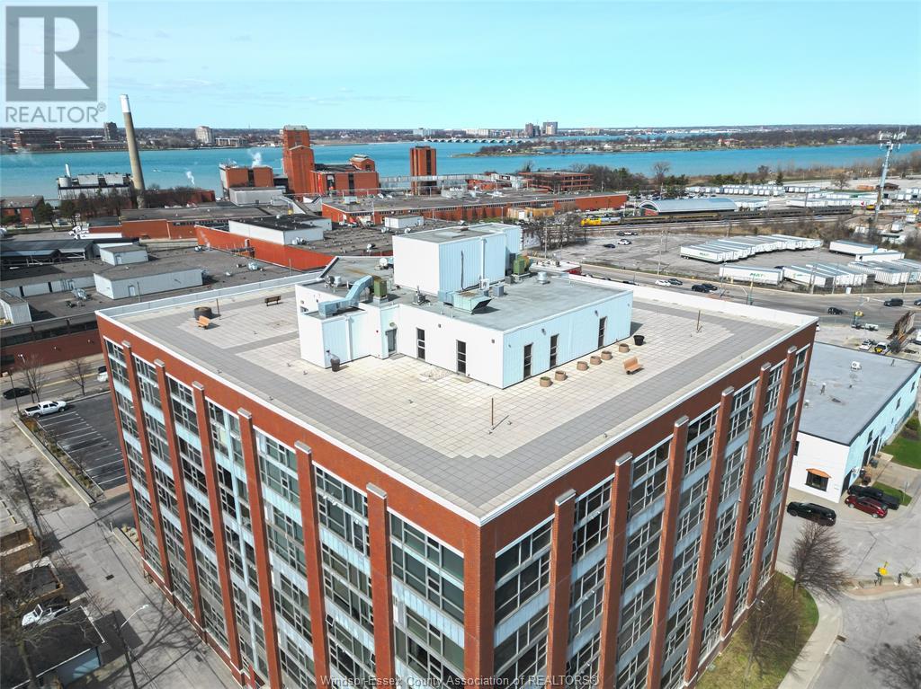 Property at 2175 WYANDOTTE STREET East Unit# 303 image 2