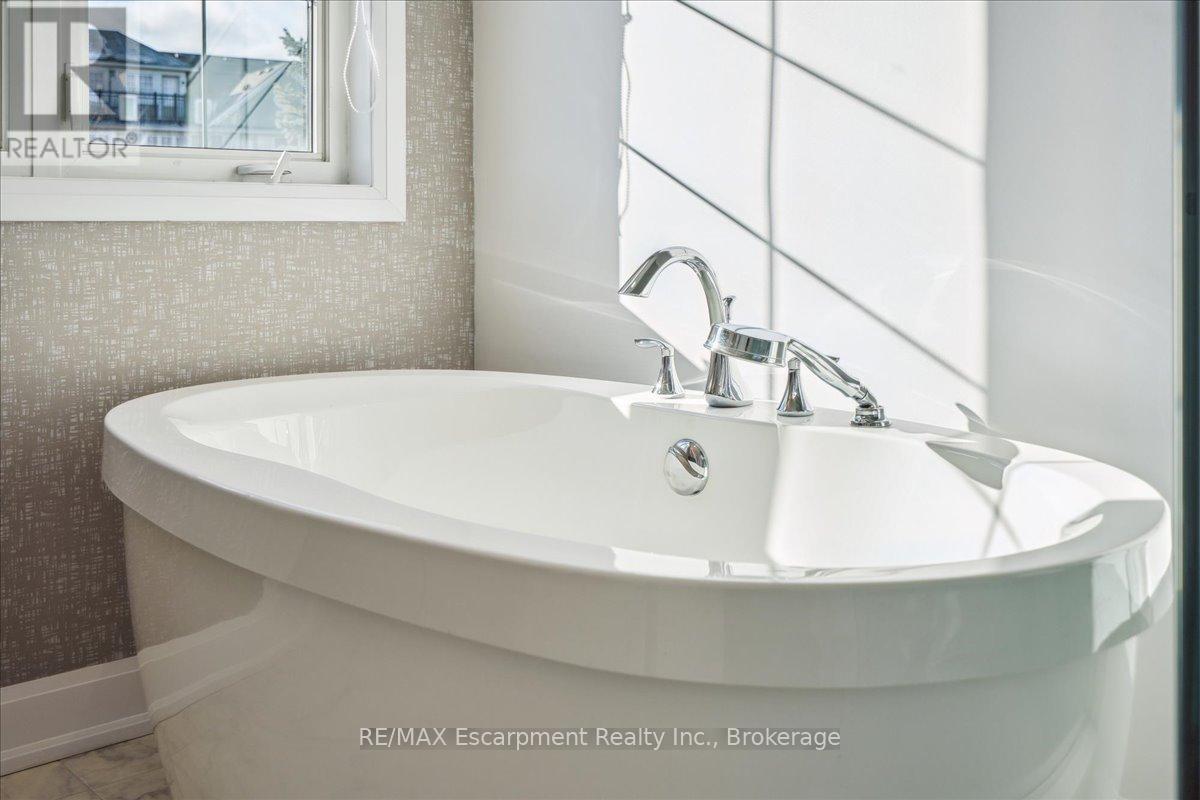 2462 Charlie Common, Oakville, Ontario  L6M 5N1 - Photo 30 - W11993313