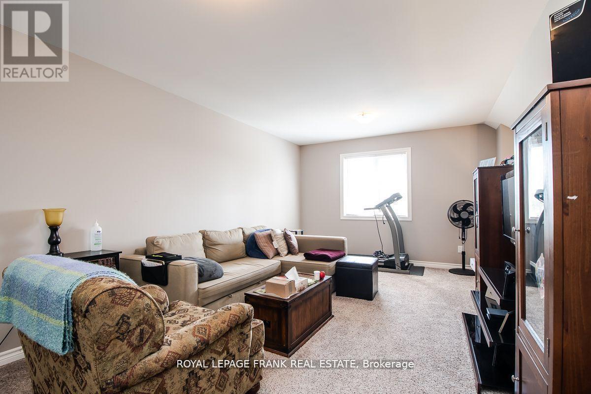 805b Dundas Street W, Whitby, Ontario  L1N 2N6 - Photo 11 - E12097922
