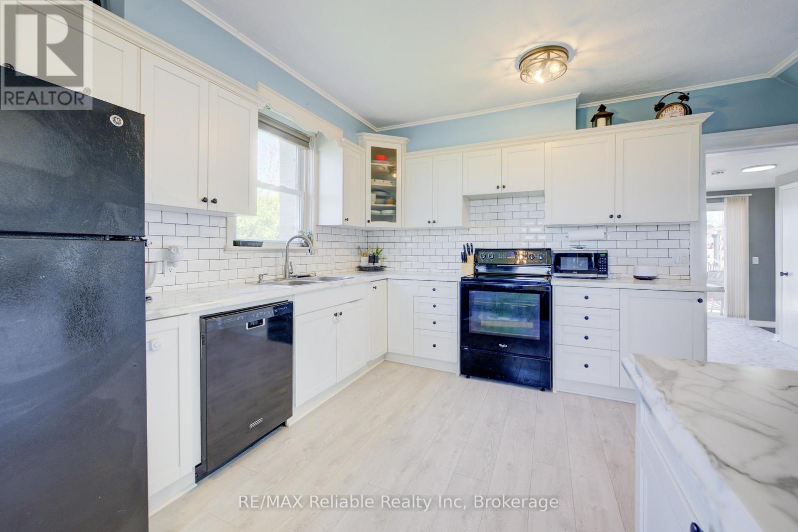 40 Mill Road W, Bluewater, Ontario  N0M 1J0 - Photo 15 - X12097996