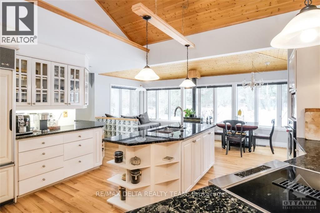 4 Aleutian Road, Ottawa, Ontario  K2H 7C8 - Photo 12 - X12084138