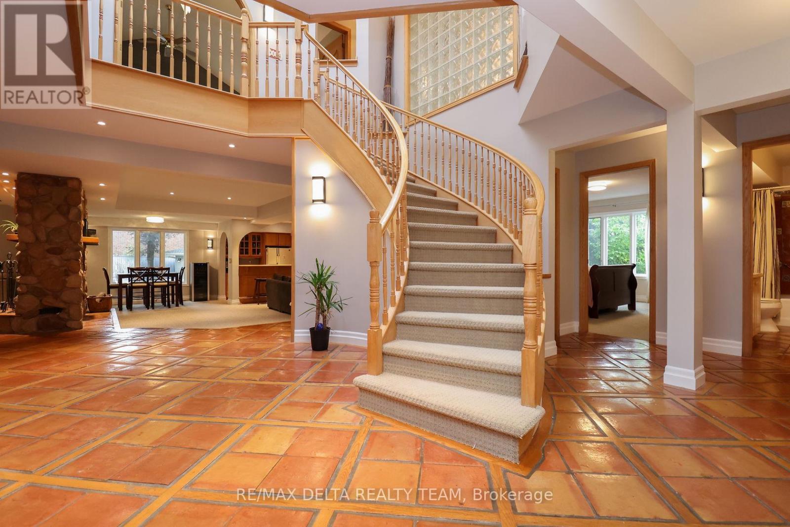 4 Aleutian Road, Ottawa, Ontario  K2H 7C8 - Photo 6 - X12084138