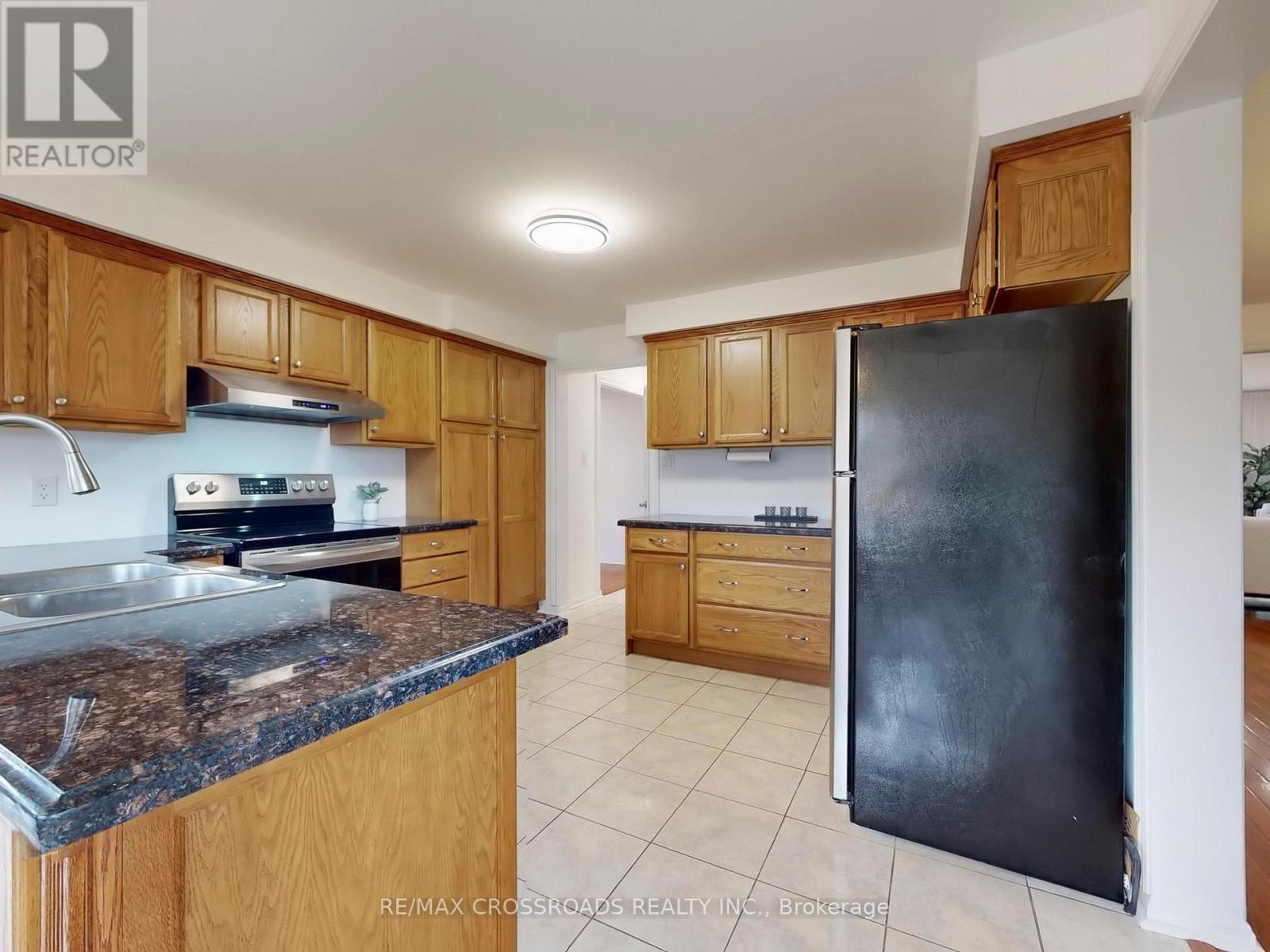 896 Willowbank Trail, Mississauga, Ontario  L4W 3T7 - Photo 8 - W12098033