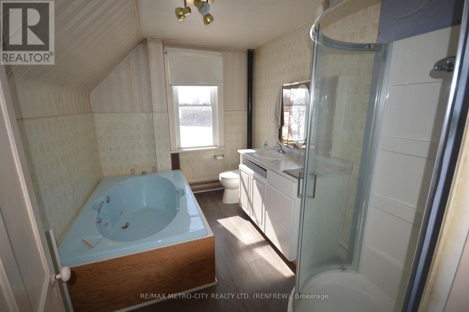 102 Scheel Drive, Mcnab/braeside, Ontario  K7S 3G8 - Photo 11 - X12098143