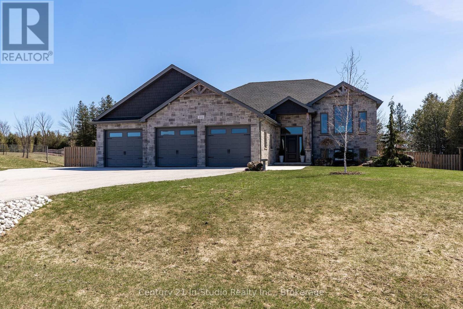 202 Meredith Way, Chatsworth, Ontario  N0H 1G0 - Photo 2 - X12098166