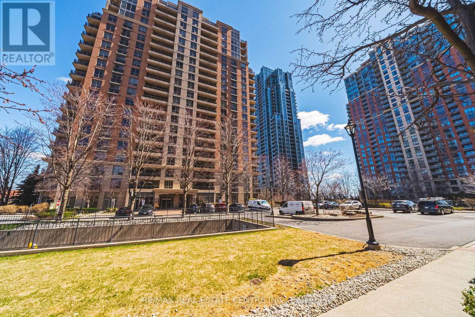 1811 - 5229 Dundas Street W, Toronto, Ontario  M9B 6L9 - Photo 2 - W12098103