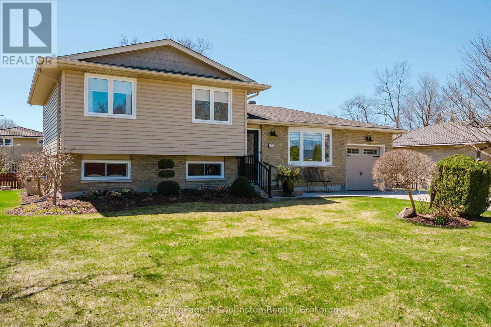 672 Christopher Drive, Saugeen Shores, Ontario  N0H 2C3 - Photo 2 - X12098345