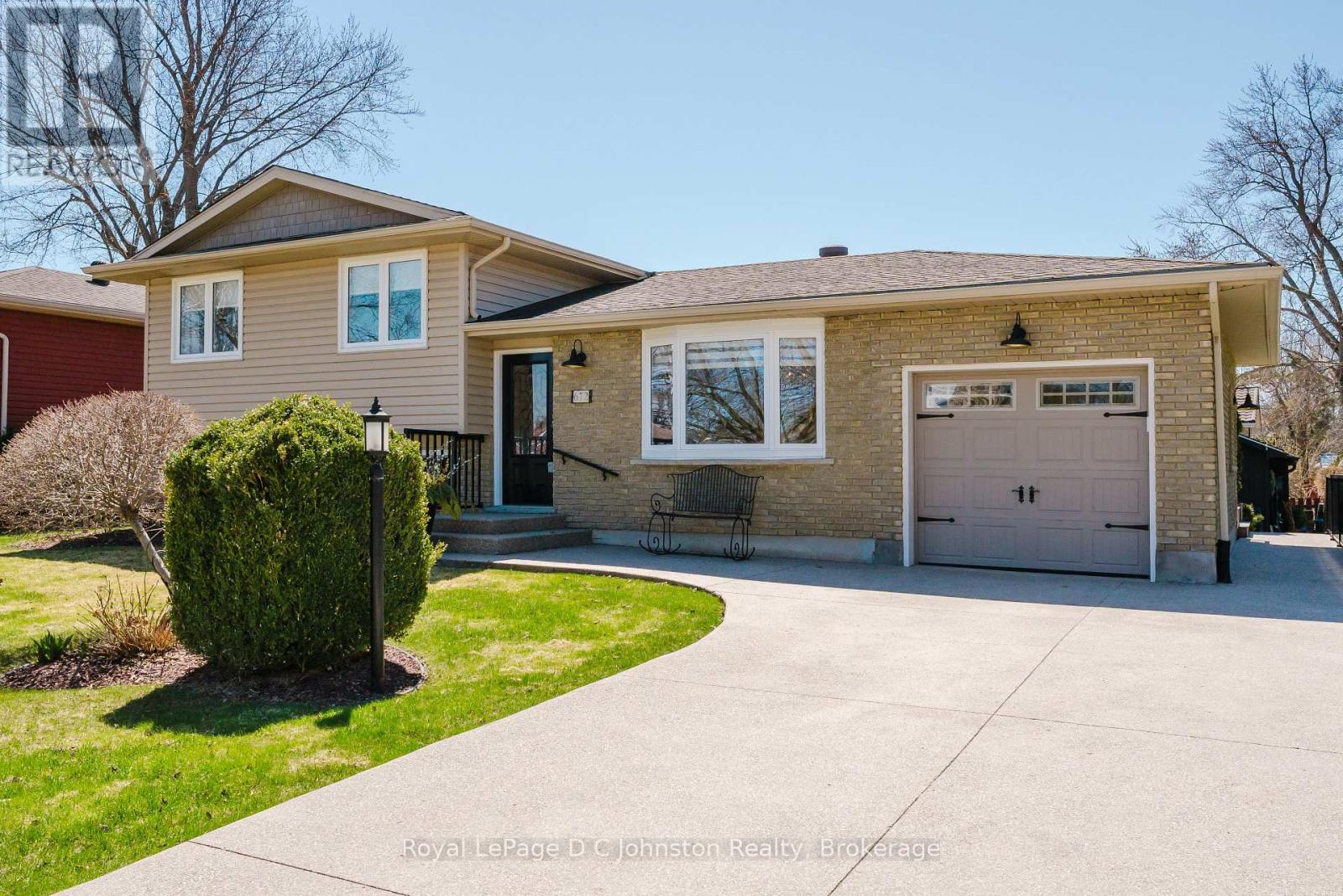 672 Christopher Drive, Saugeen Shores, Ontario  N0H 2C3 - Photo 3 - X12098345