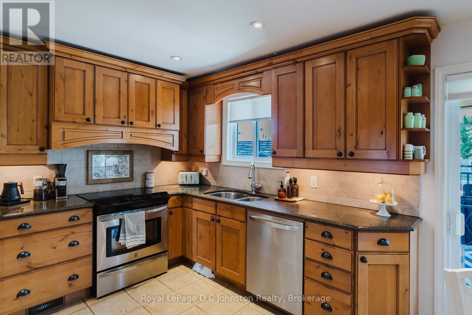 672 Christopher Drive, Saugeen Shores, Ontario  N0H 2C3 - Photo 8 - X12098345