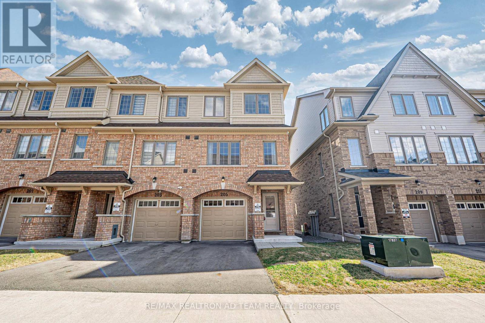 Property at 205 ROYAL NORTHERN PATH image 2