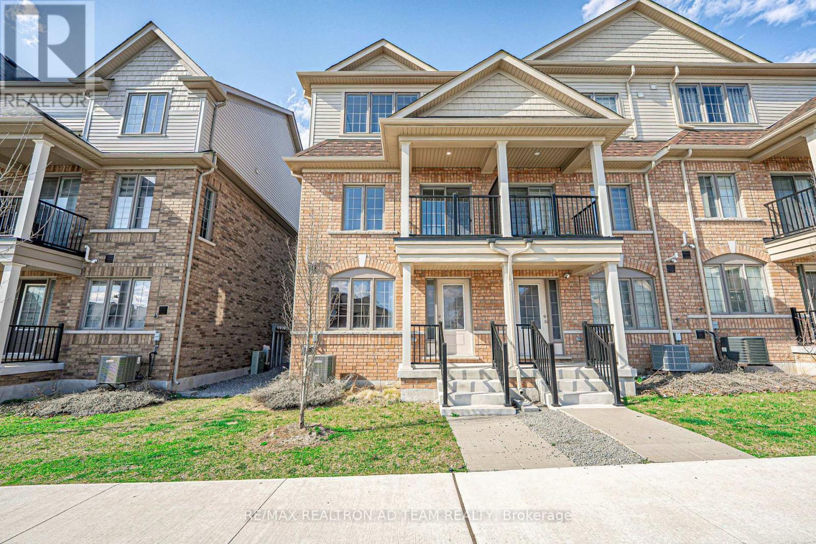 Property at 205 ROYAL NORTHERN PATH image 3