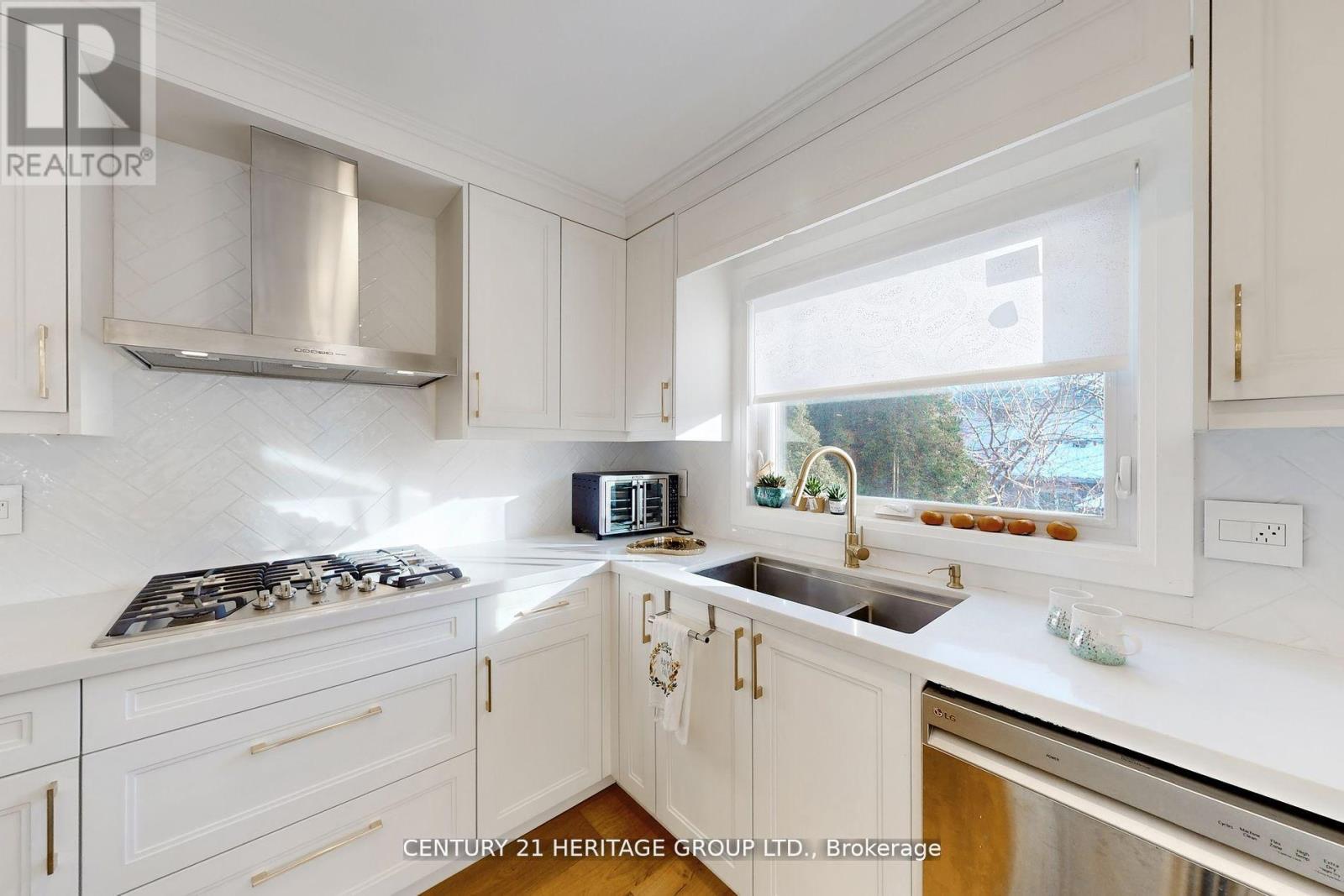 23 Gilbank Drive, Aurora, Ontario  L4G 5G5 - Photo 11 - N12098363