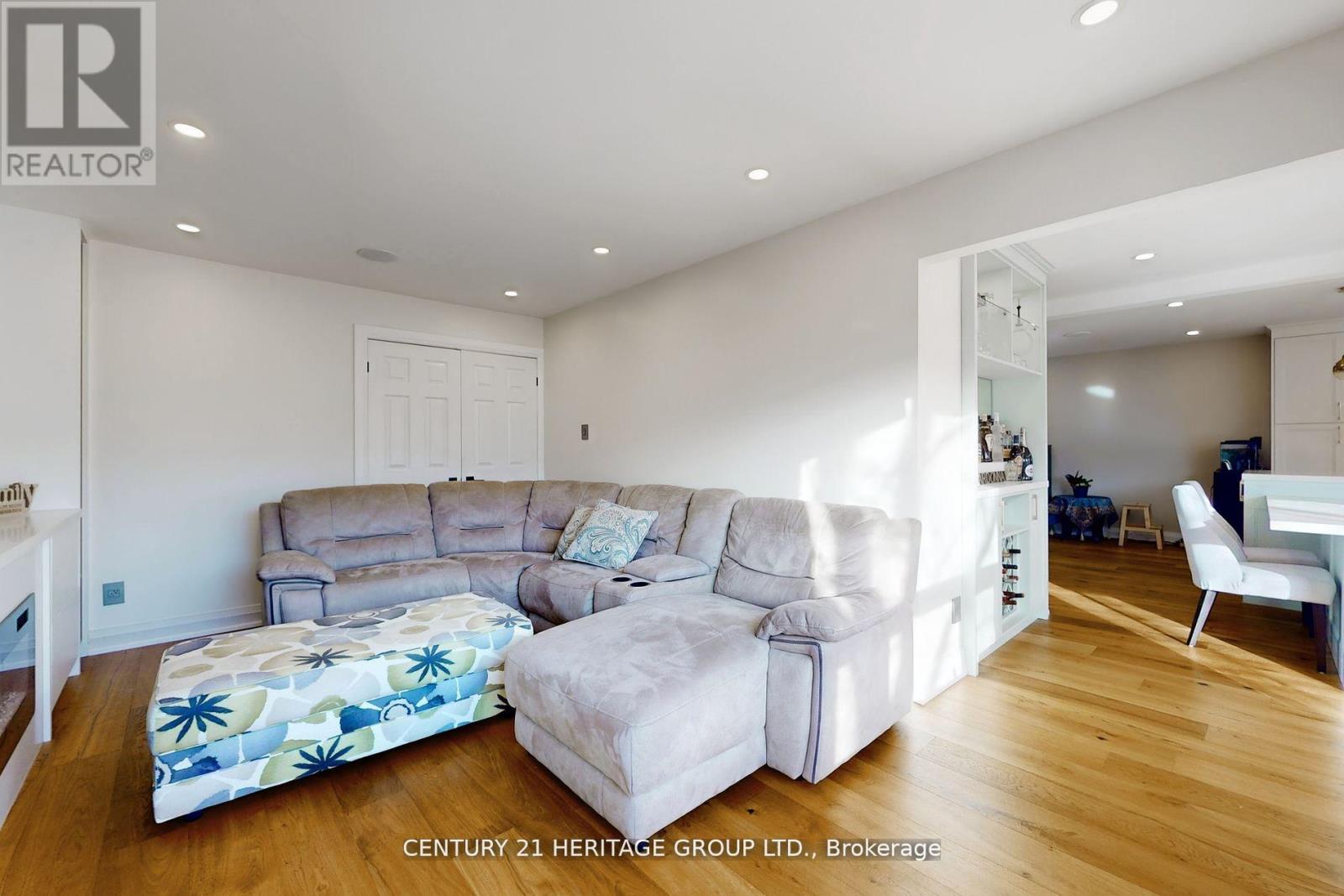 23 Gilbank Drive, Aurora, Ontario  L4G 5G5 - Photo 6 - N12098363