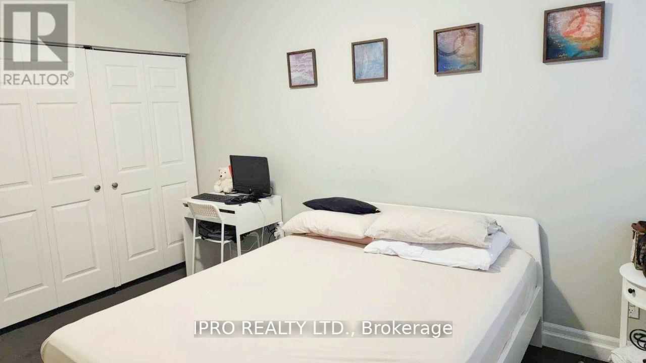 520 - 1000 Cedarglen Gate, Mississauga, Ontario  L5C 3Z5 - Photo 3 - W12098210