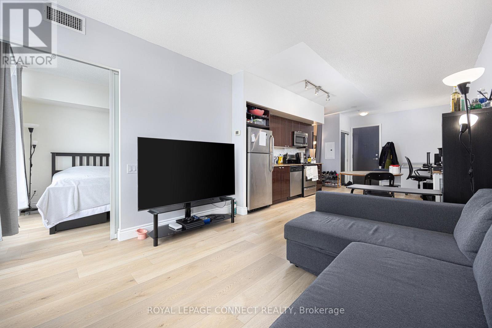 1215 - 105 The Queensway, Toronto, Ontario  M6S 5B5 - Photo 4 - W12098297