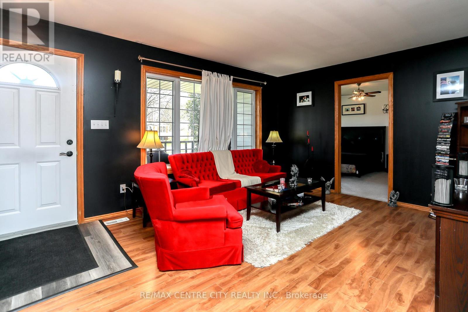 212 Queen Street, West Elgin (Rodney), Ontario  N0L 2C0 - Photo 12 - X12098384