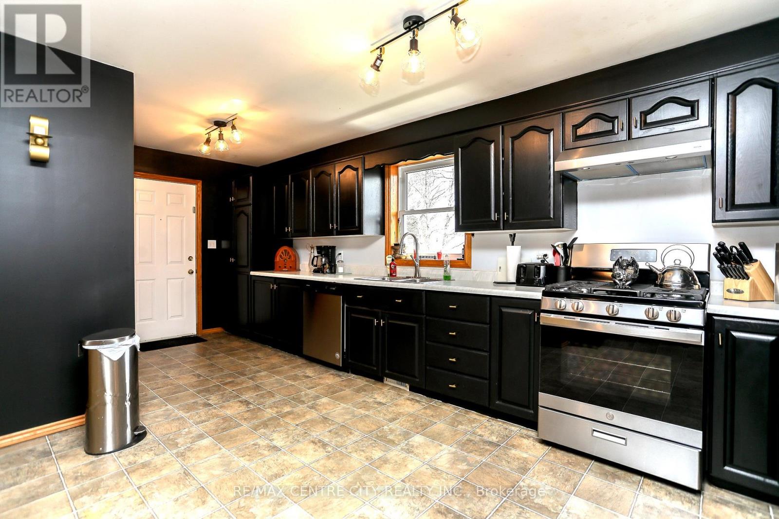 212 Queen Street, West Elgin (Rodney), Ontario  N0L 2C0 - Photo 18 - X12098384