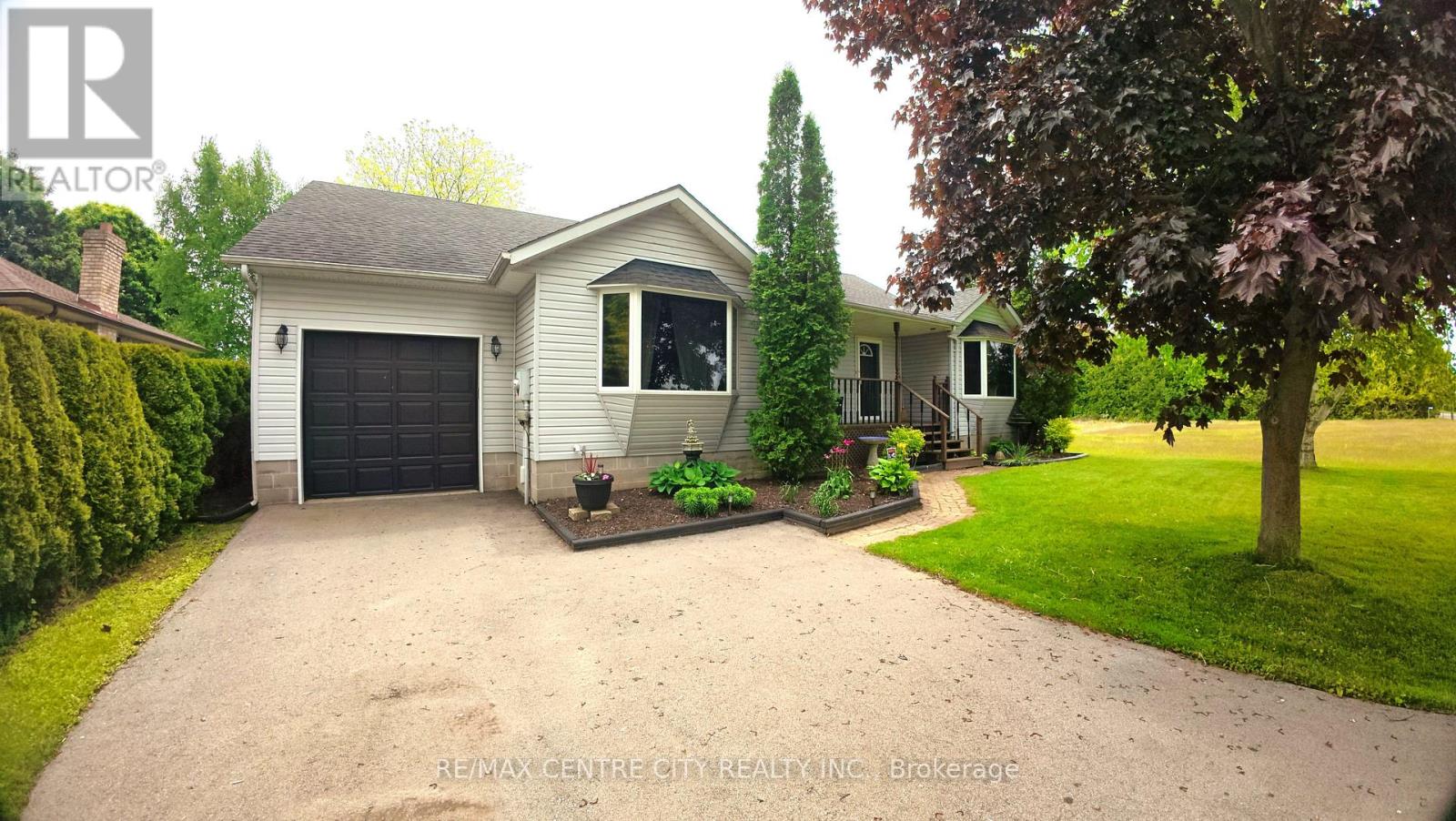 212 Queen Street, West Elgin (Rodney), Ontario  N0L 2C0 - Photo 2 - X12098384