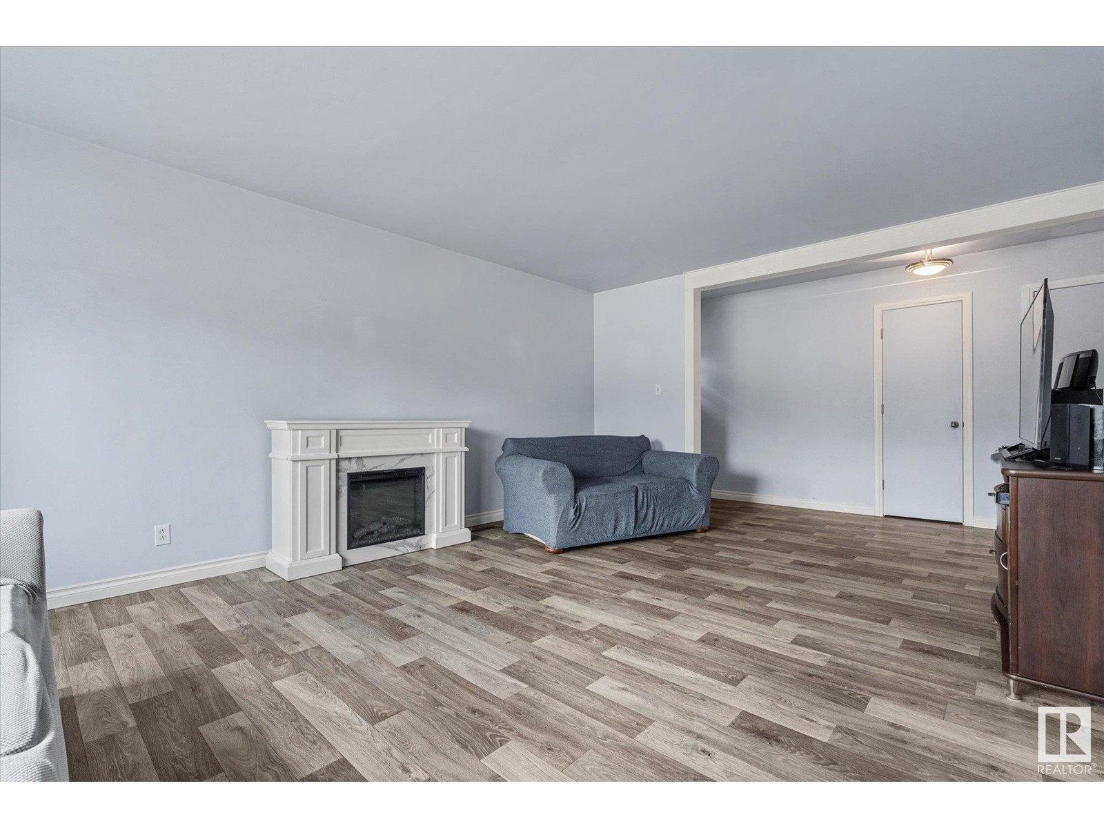 Property at 5007 55 AV image 4