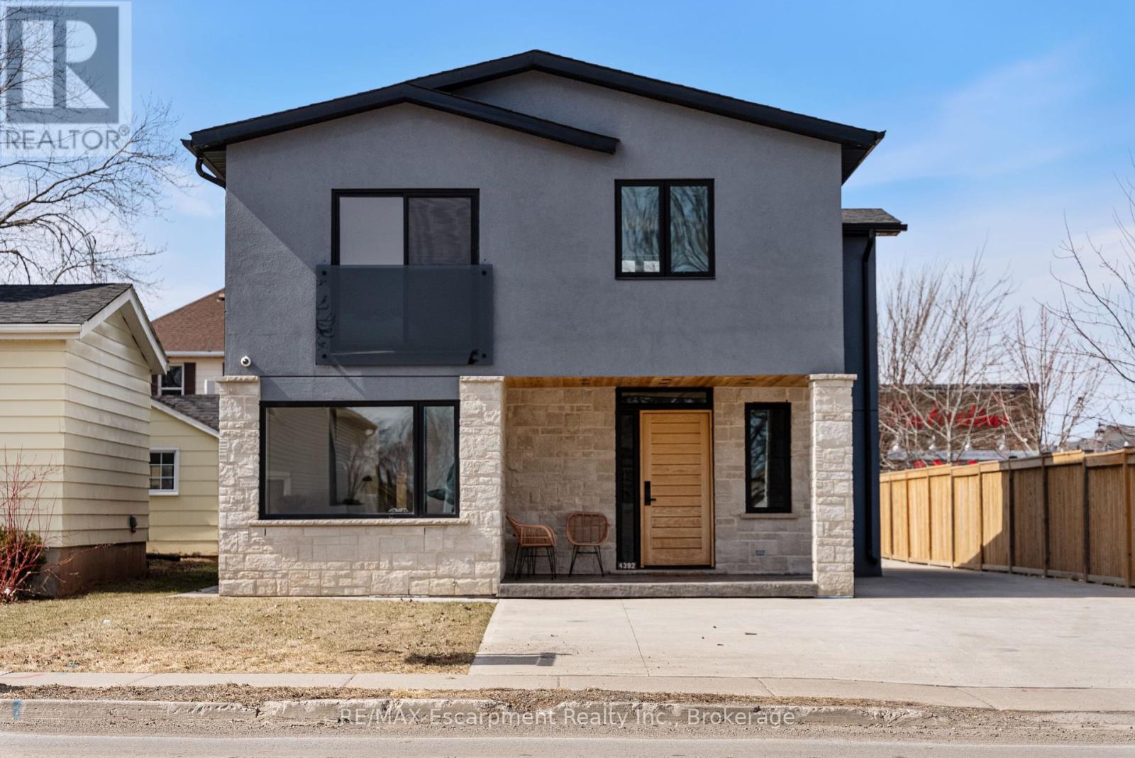 Property at 4392 ONTARIO STREET image 1