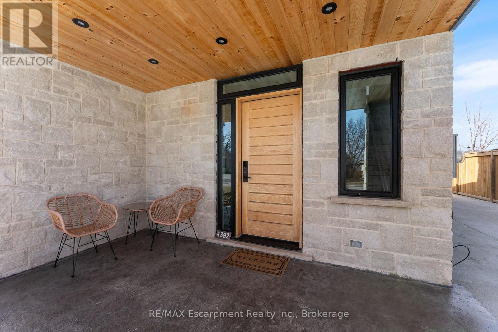 Property at 4392 ONTARIO STREET image 3