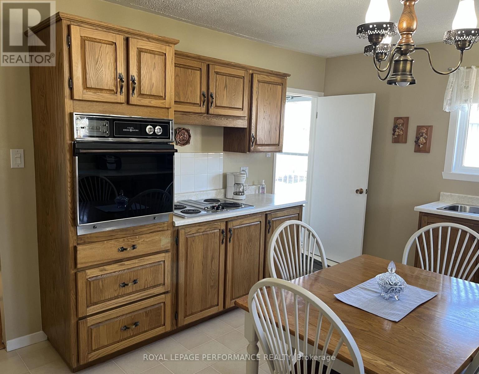 614 Montcalm Street, Hawkesbury, Ontario  K6A 1V3 - Photo 8 - X12097949