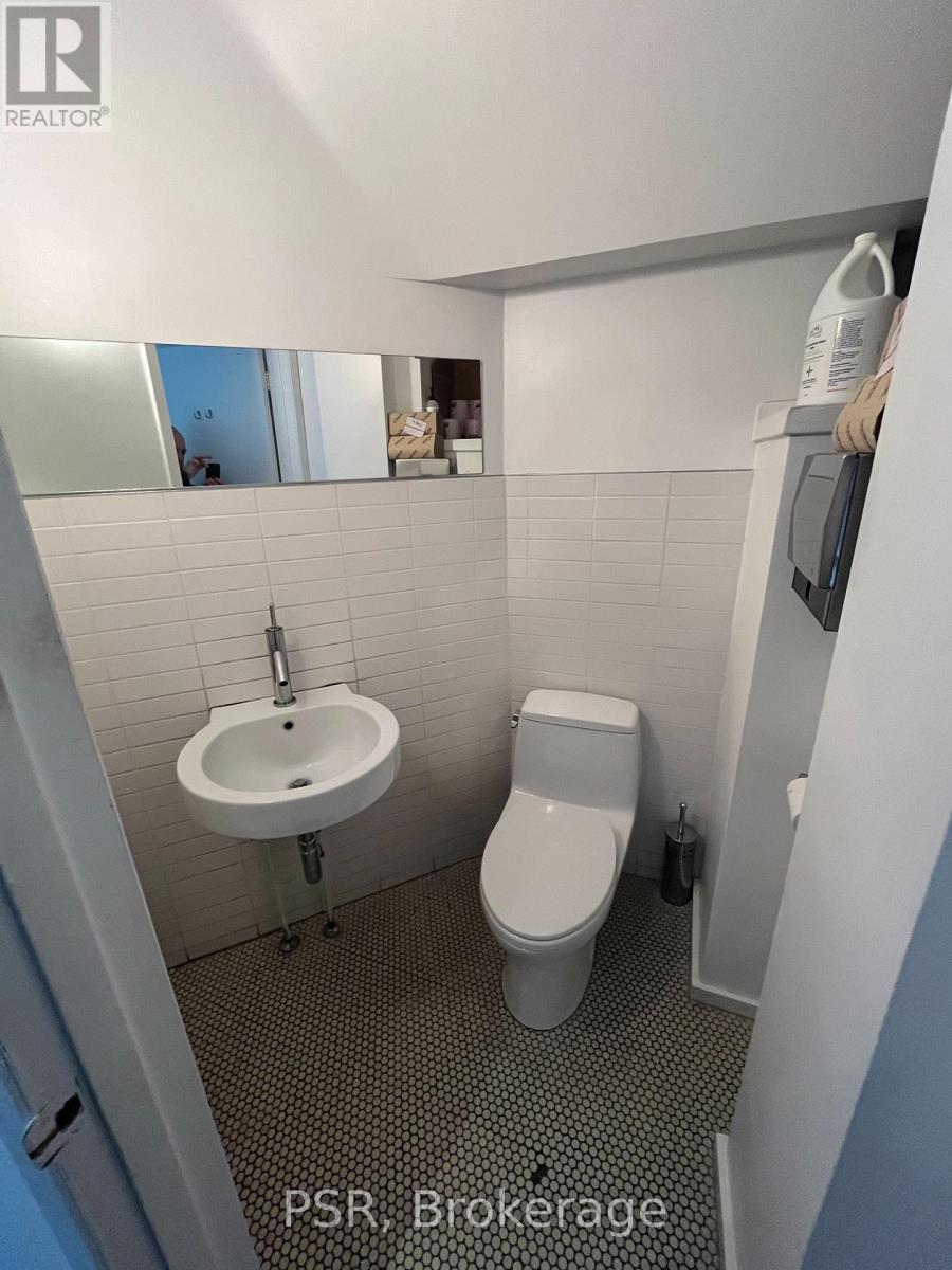 5 Camden Street, Toronto, Ontario  M5V 1V2 - Photo 4 - C12098447