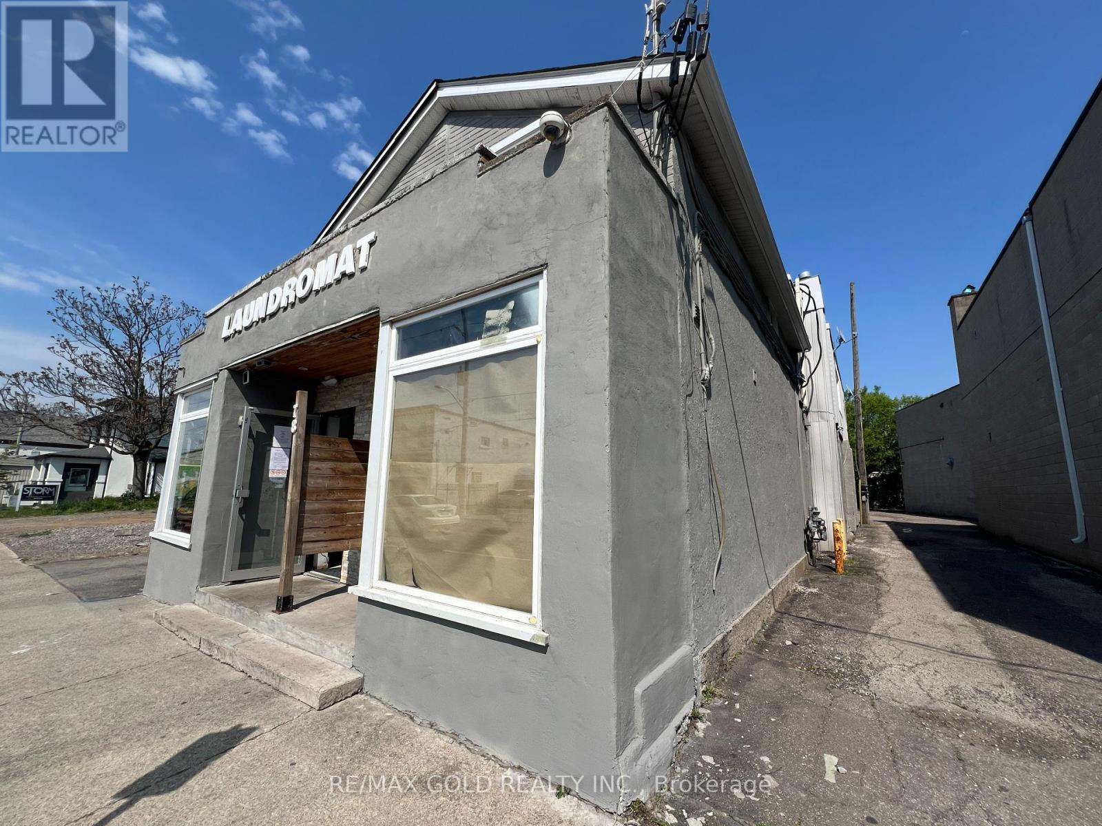 Unit 5 (Rear) - 78 Geneva Street, St. Catharines, Ontario  L2R 4M8 - Photo 2 - X12098312