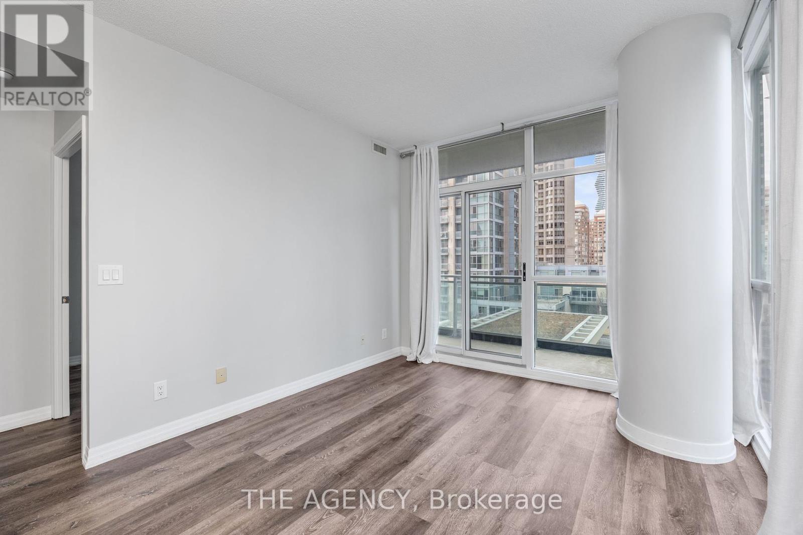 911 - 223 Webb Drive, Mississauga, Ontario  L5B 0E8 - Photo 11 - W12098377