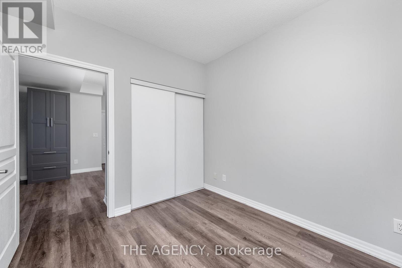 911 - 223 Webb Drive, Mississauga, Ontario  L5B 0E8 - Photo 13 - W12098377