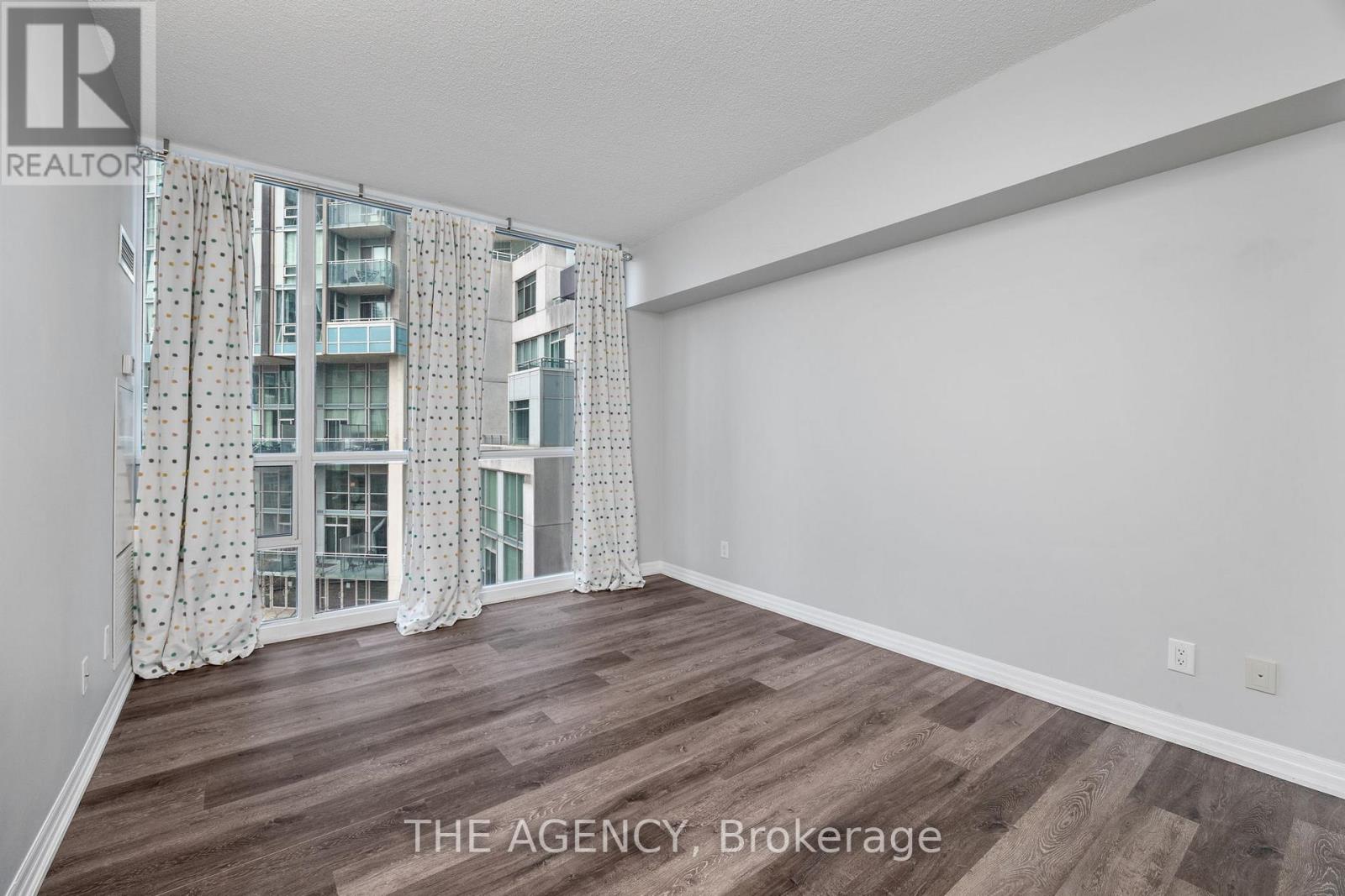 911 - 223 Webb Drive, Mississauga, Ontario  L5B 0E8 - Photo 14 - W12098377