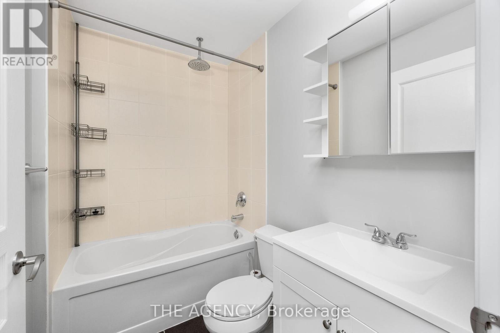 911 - 223 Webb Drive, Mississauga, Ontario  L5B 0E8 - Photo 4 - W12098377