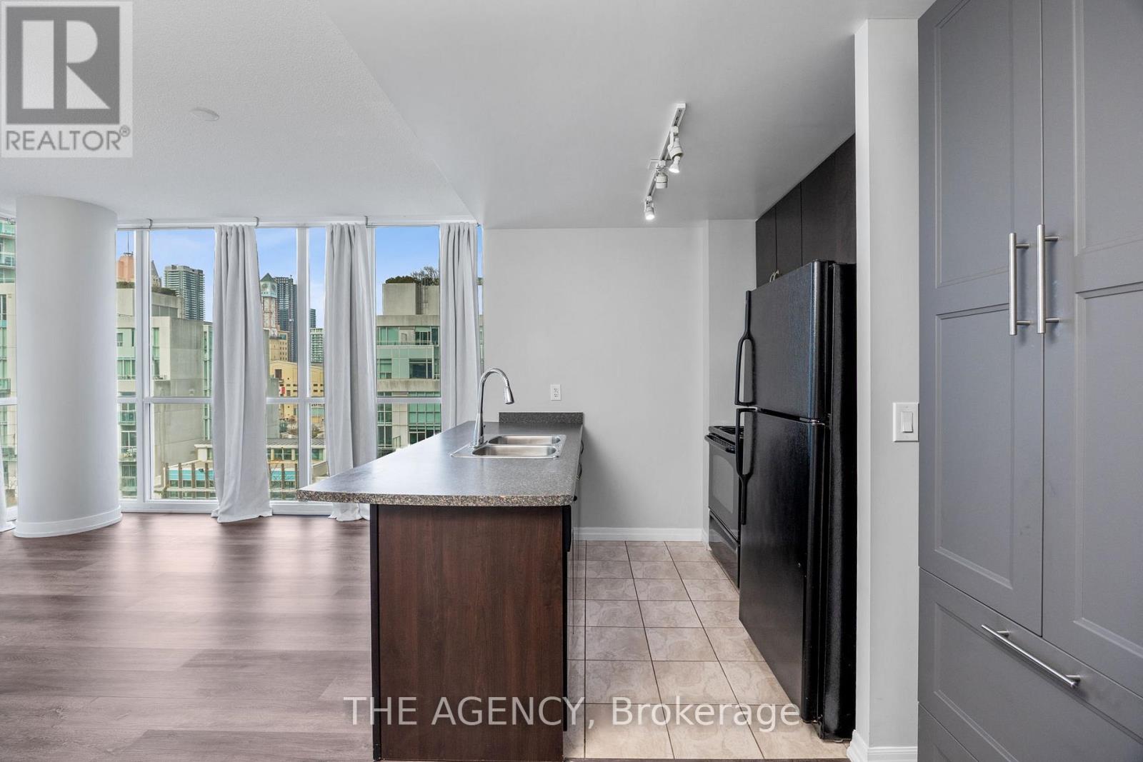 911 - 223 Webb Drive, Mississauga, Ontario  L5B 0E8 - Photo 6 - W12098377