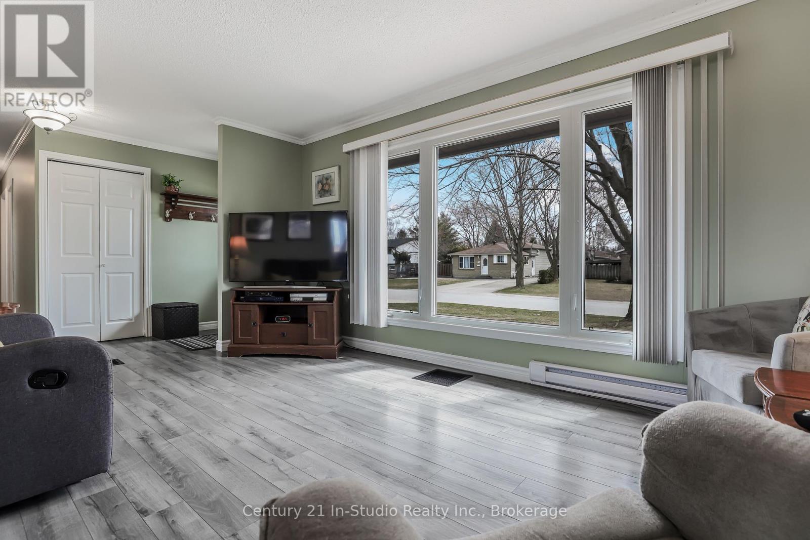 484 Wales Drive, Saugeen Shores, Ontario  N0H 2C1 - Photo 13 - X12098639