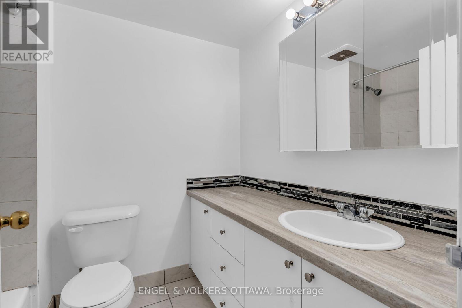 2404 - 400 Stewart Street, Ottawa, Ontario  K1N 6L2 - Photo 18 - X12098528