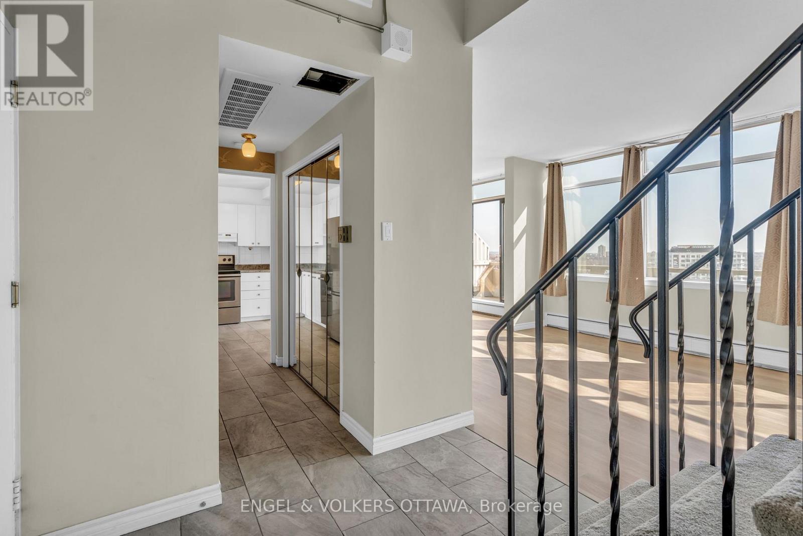 2404 - 400 Stewart Street, Ottawa, Ontario  K1N 6L2 - Photo 2 - X12098528