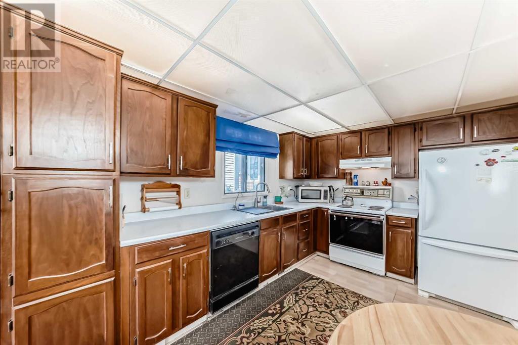 Property at 9 Strathcona Crescent SW image 3